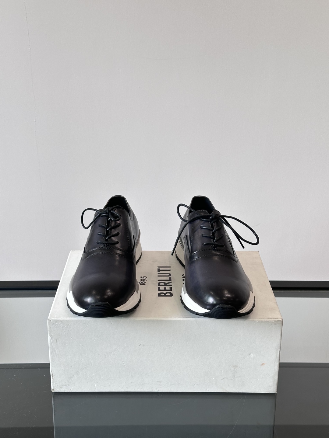 Berluti/布鲁提高端男士休闲运动鞋，这款运动鞋采用进口牛皮，手工改色工艺制作，侧面饰有缝线细节，鞋