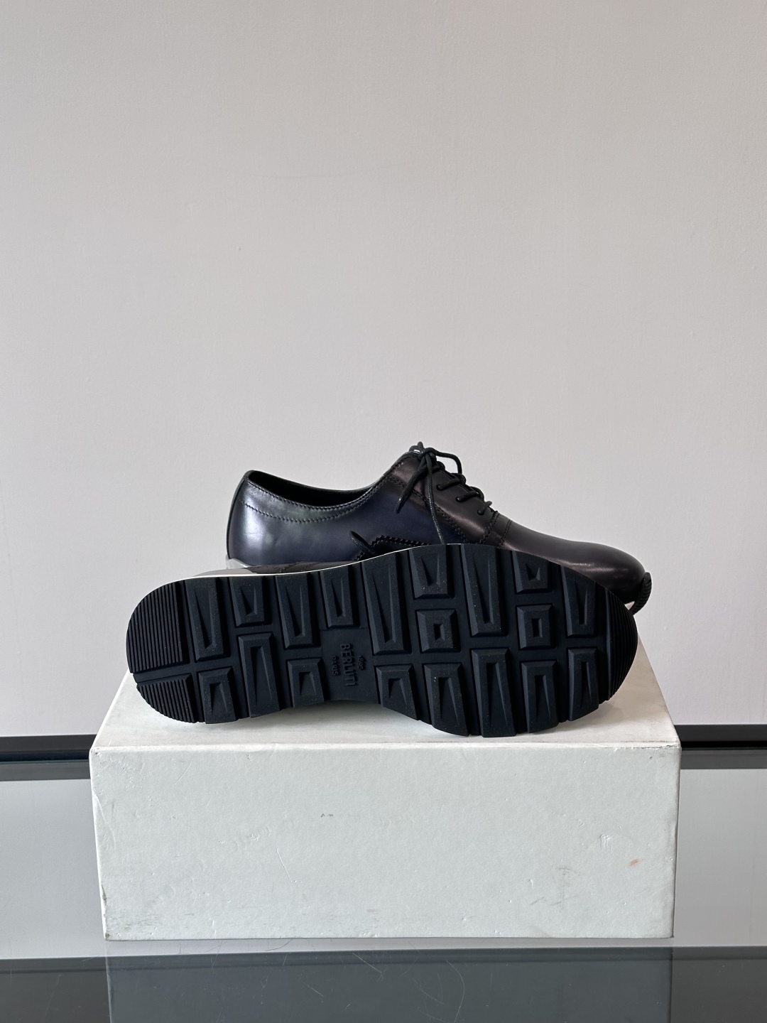 Berluti/布鲁提高端男士休闲运动鞋，这款运动鞋采用进口牛皮，手工改色工艺制作，侧面饰有缝线细节，鞋