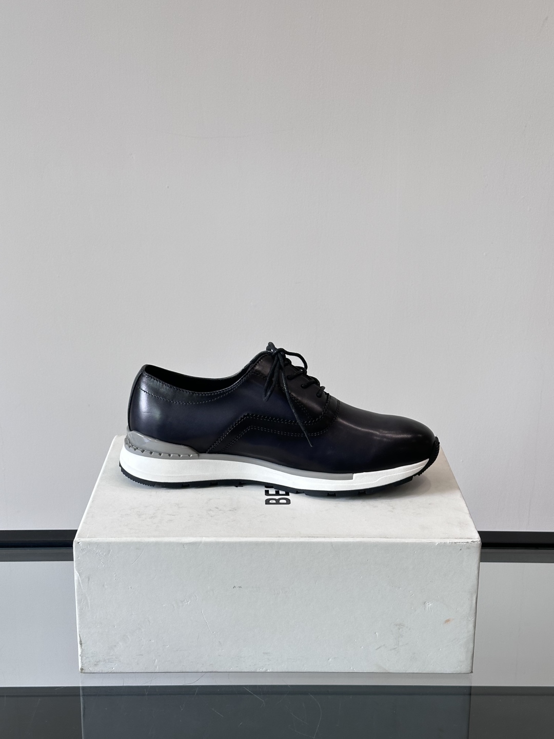 Berluti/布鲁提高端男士休闲运动鞋，这款运动鞋采用进口牛皮，手工改色工艺制作，侧面饰有缝线细节，鞋