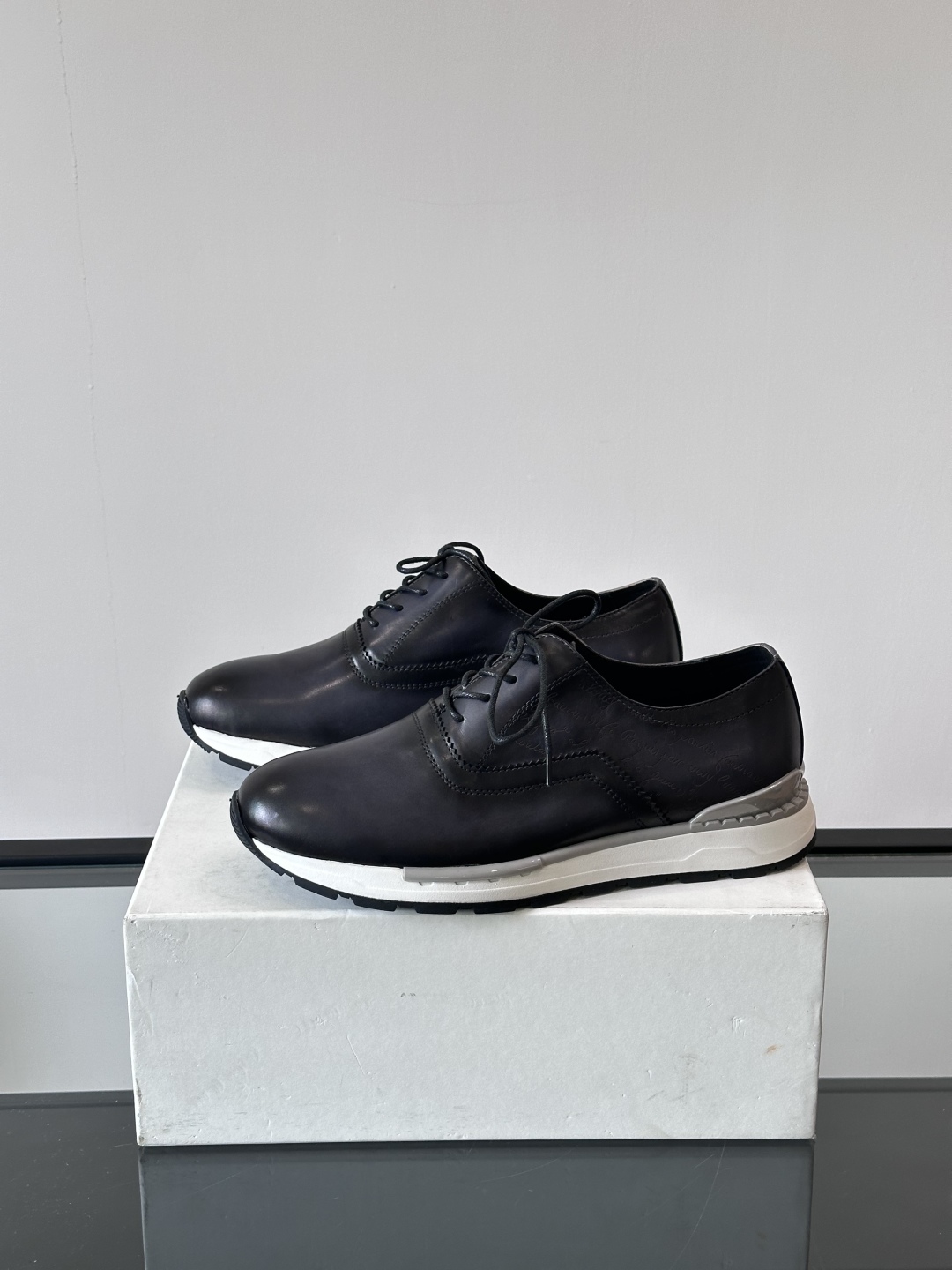 Berluti/布鲁提高端男士休闲运动鞋，这款运动鞋采用进口牛皮，手工改色工艺制作，侧面饰有缝线细节，鞋
