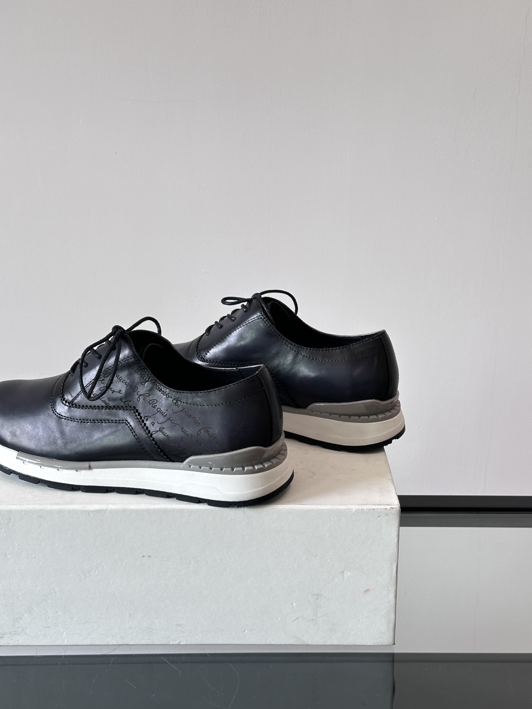 Berluti/布鲁提高端男士休闲运动鞋，这款运动鞋采用进口牛皮，手工改色工艺制作，侧面饰有缝线细节，鞋