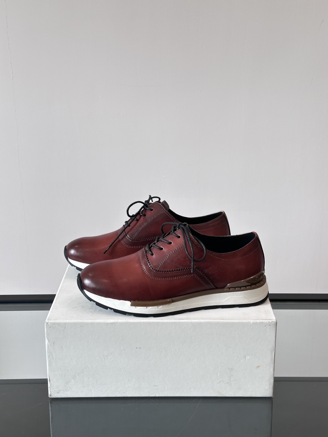 Berluti/布鲁提高端男士休闲运动鞋，这款运动鞋采用进口牛皮，手工改色工艺制作，侧面饰有缝线细节，鞋