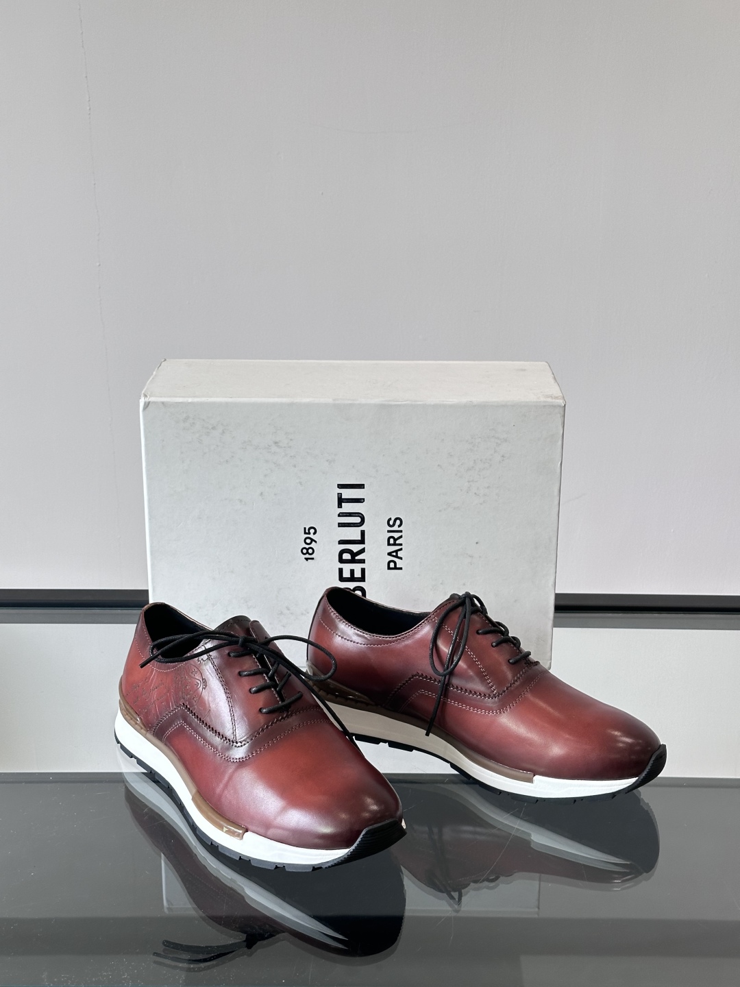 Berluti/布鲁提高端男士休闲运动鞋，这款运动鞋采用进口牛皮，手工改色工艺制作，侧面饰有缝线细节，鞋