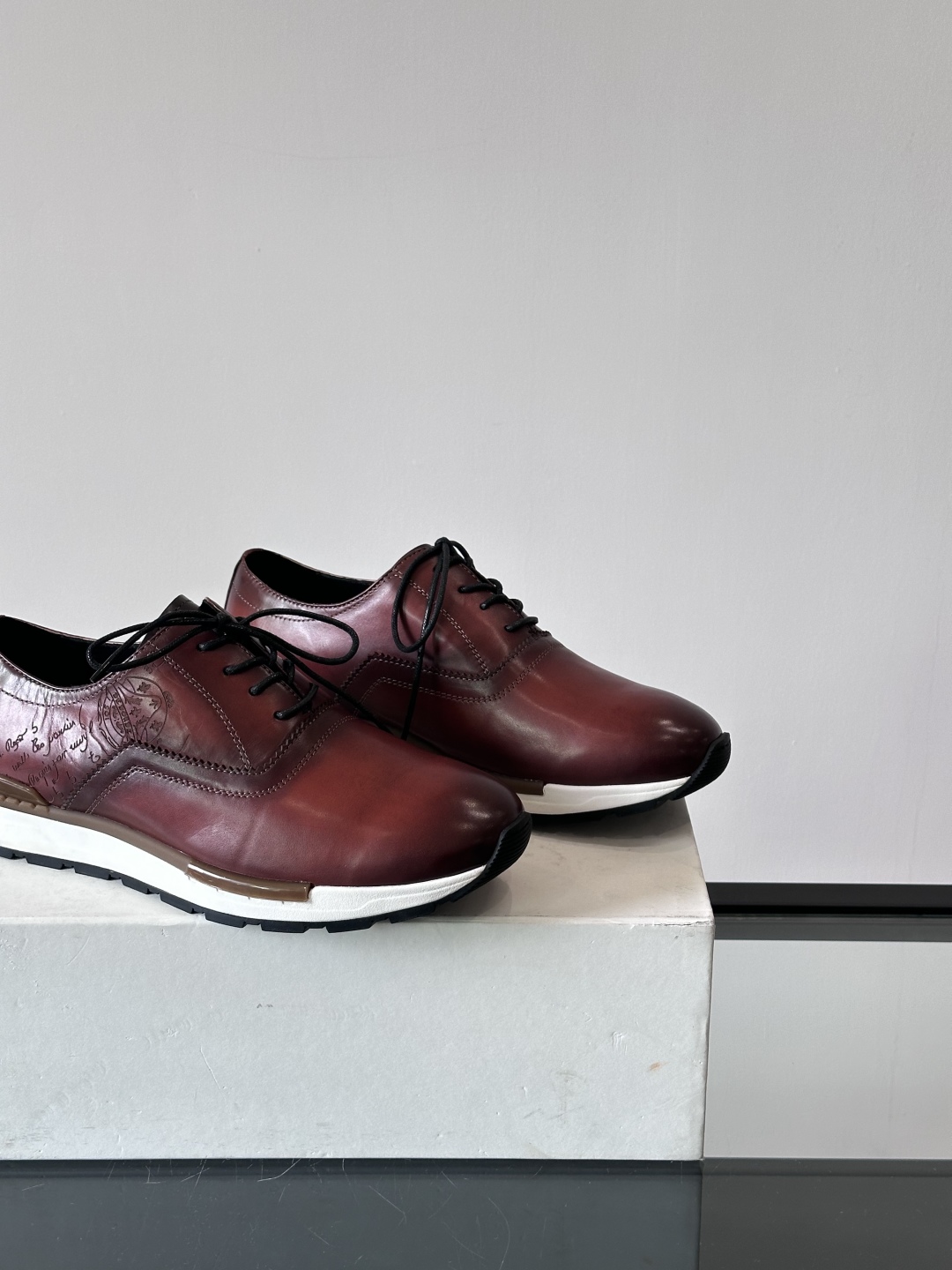 Berluti/布鲁提高端男士休闲运动鞋，这款运动鞋采用进口牛皮，手工改色工艺制作，侧面饰有缝线细节，鞋