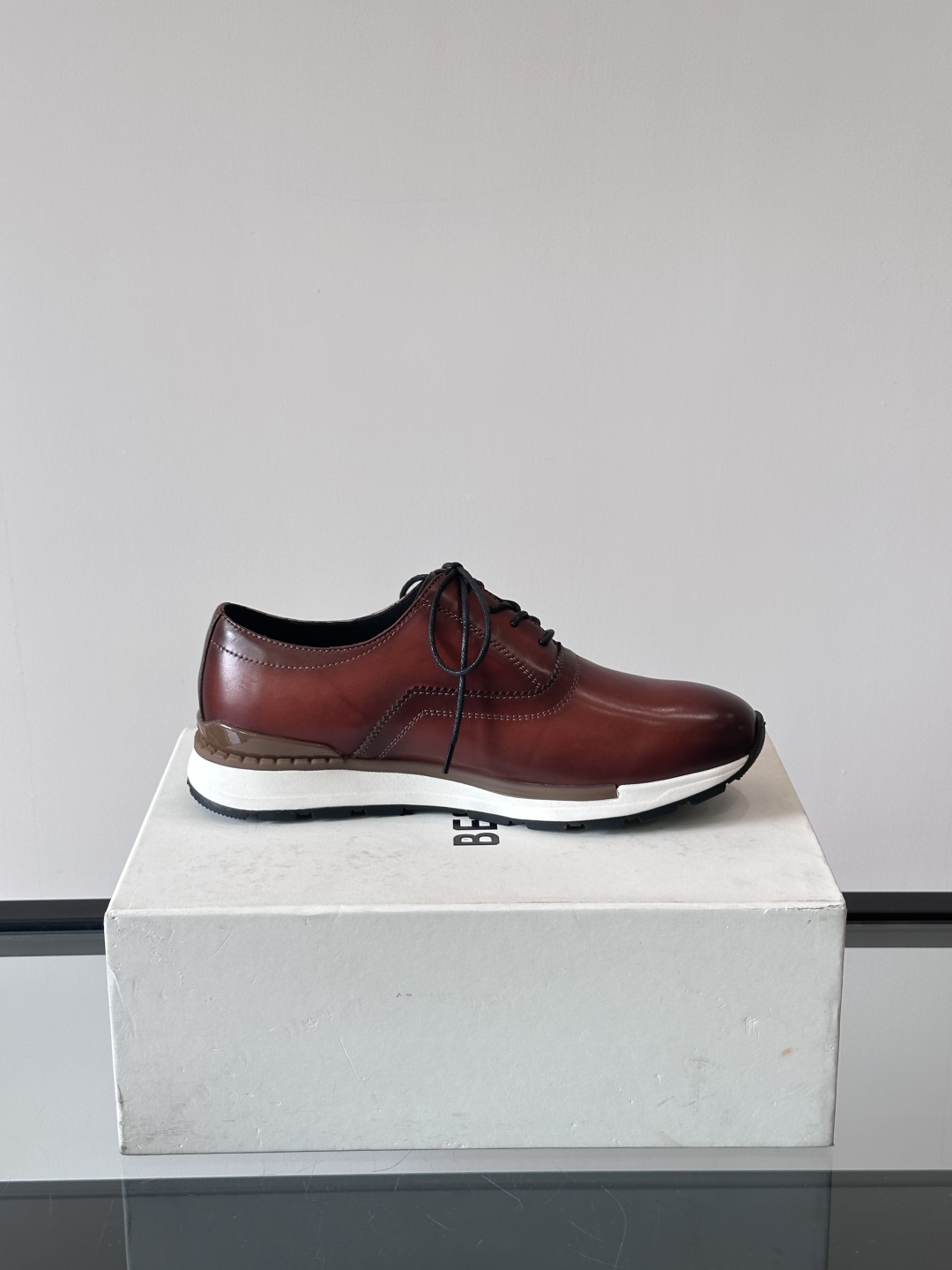 Berluti/布鲁提高端男士休闲运动鞋，这款运动鞋采用进口牛皮，手工改色工艺制作，侧面饰有缝线细节，鞋