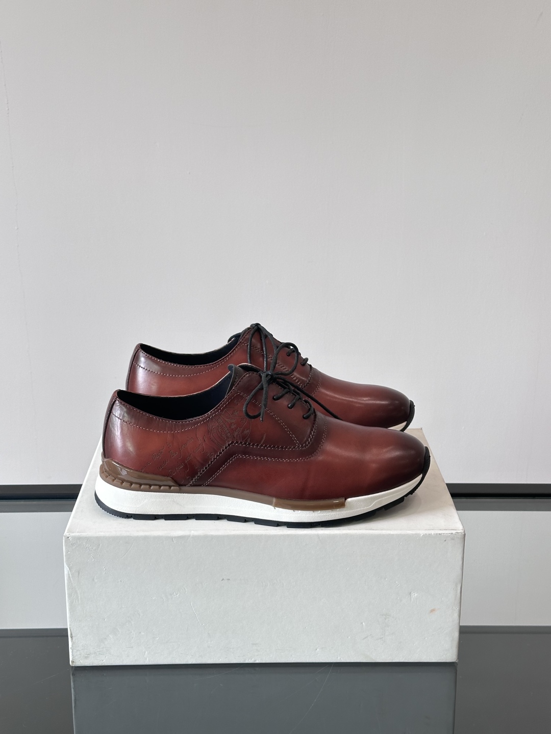 Berluti/布鲁提高端男士休闲运动鞋，这款运动鞋采用进口牛皮，手工改色工艺制作，侧面饰有缝线细节，鞋