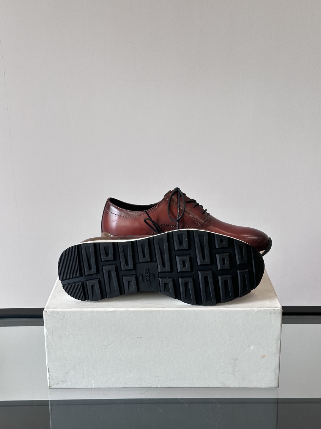 Berluti/布鲁提高端男士休闲运动鞋，这款运动鞋采用进口牛皮，手工改色工艺制作，侧面饰有缝线细节，鞋