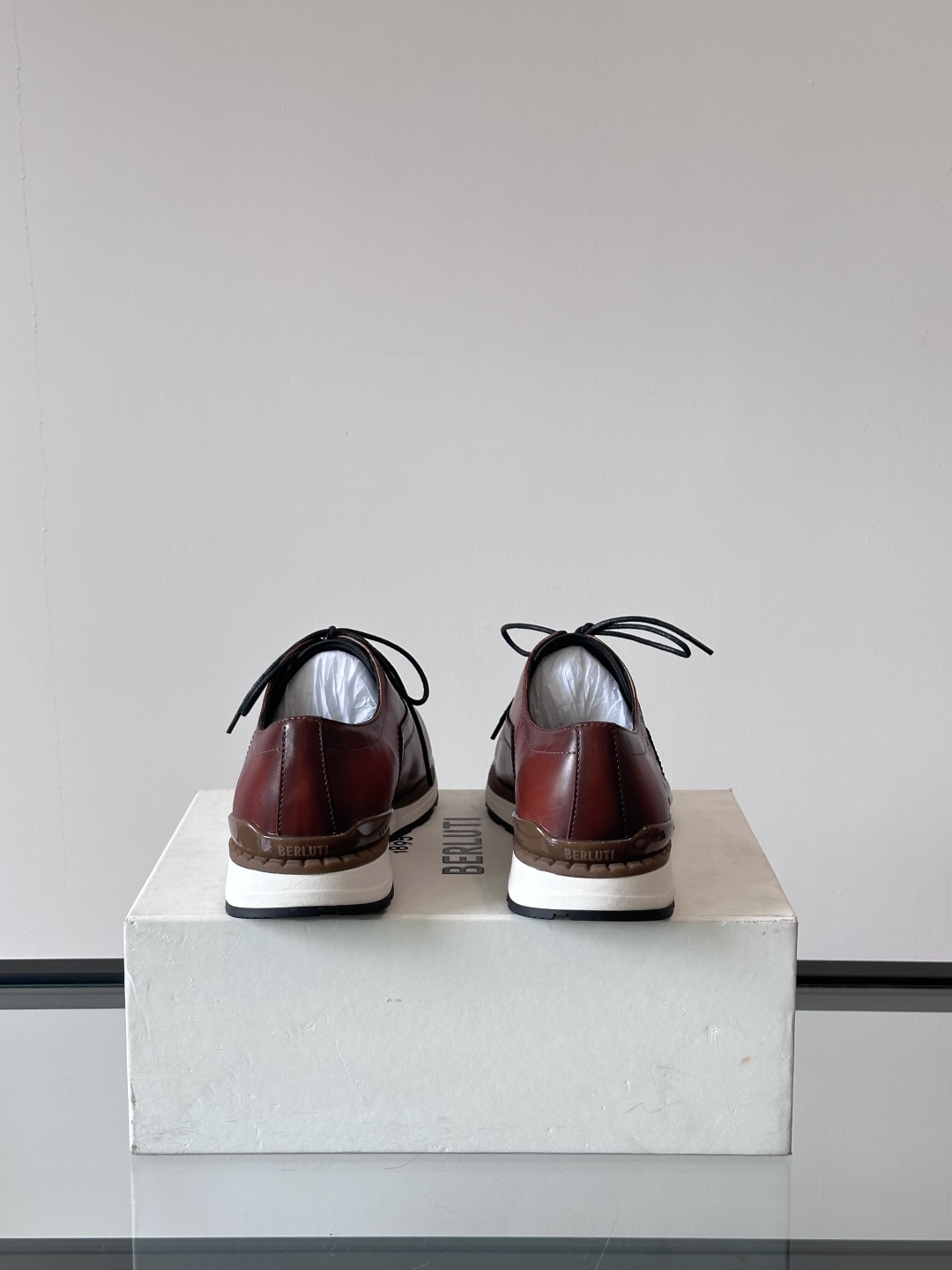 Berluti/布鲁提高端男士休闲运动鞋，这款运动鞋采用进口牛皮，手工改色工艺制作，侧面饰有缝线细节，鞋