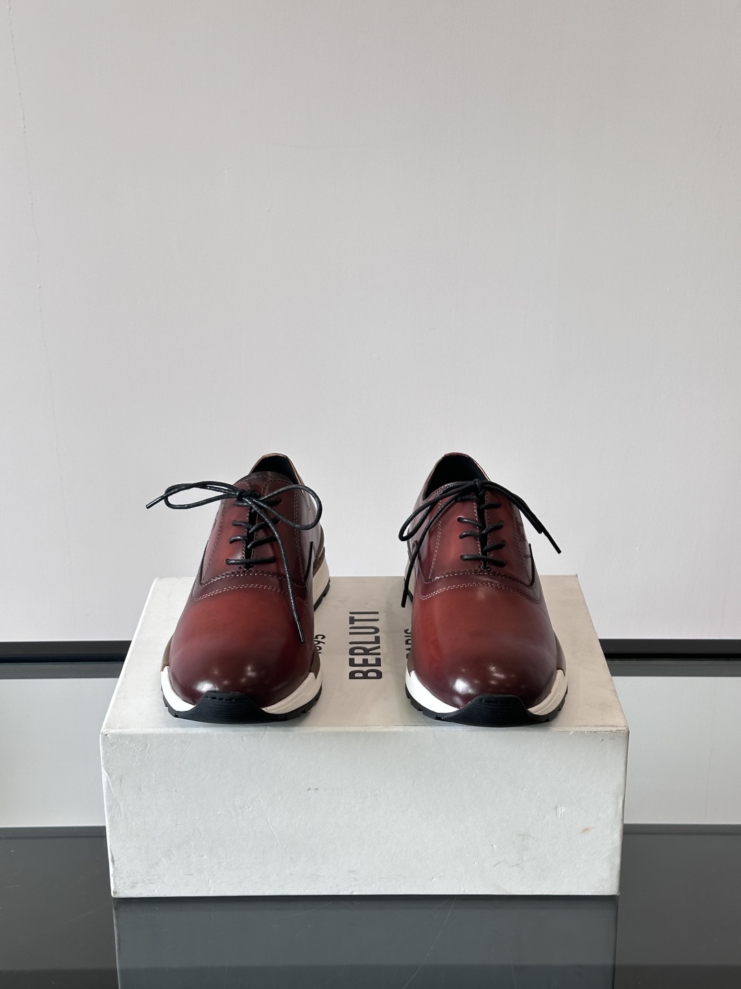 Berluti/布鲁提高端男士休闲运动鞋，这款运动鞋采用进口牛皮，手工改色工艺制作，侧面饰有缝线细节，鞋