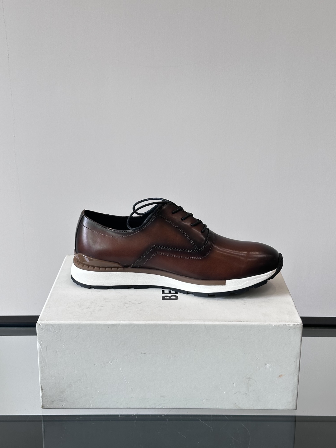 Berluti/布鲁提高端男士休闲运动鞋，这款运动鞋采用进口牛皮，手工改色工艺制作，侧面饰有缝线细节，鞋
