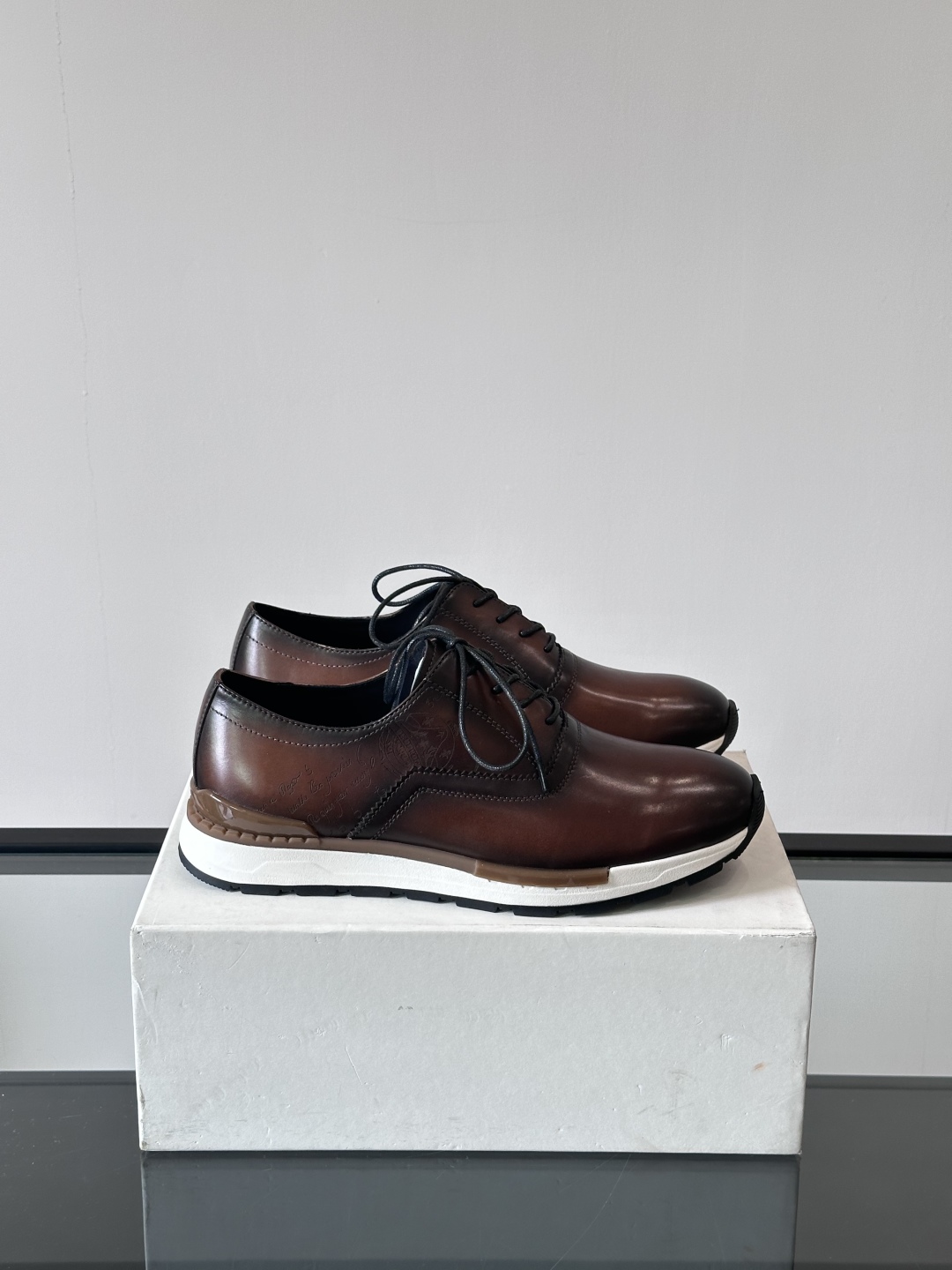 Berluti/布鲁提高端男士休闲运动鞋，这款运动鞋采用进口牛皮，手工改色工艺制作，侧面饰有缝线细节，鞋
