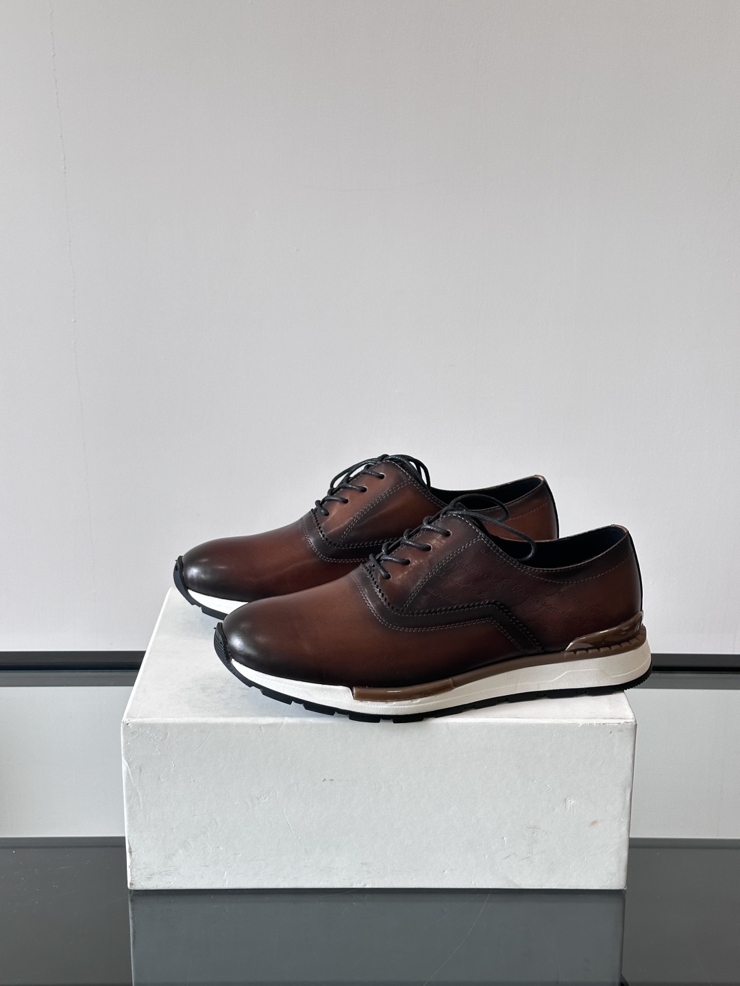 Berluti/布鲁提高端男士休闲运动鞋，这款运动鞋采用进口牛皮，手工改色工艺制作，侧面饰有缝线细节，鞋
