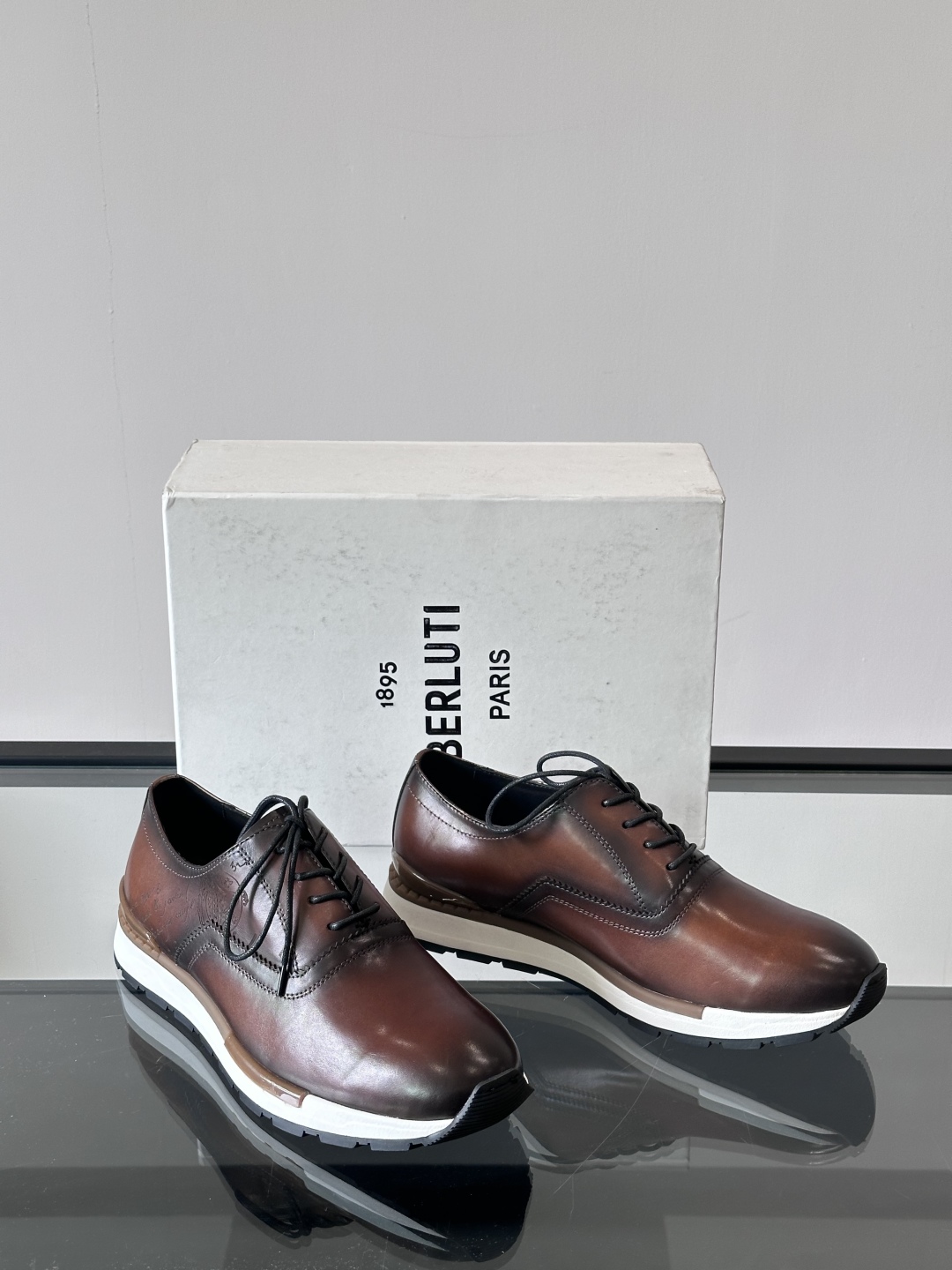 Berluti/布鲁提高端男士休闲运动鞋，这款运动鞋采用进口牛皮，手工改色工艺制作，侧面饰有缝线细节，鞋