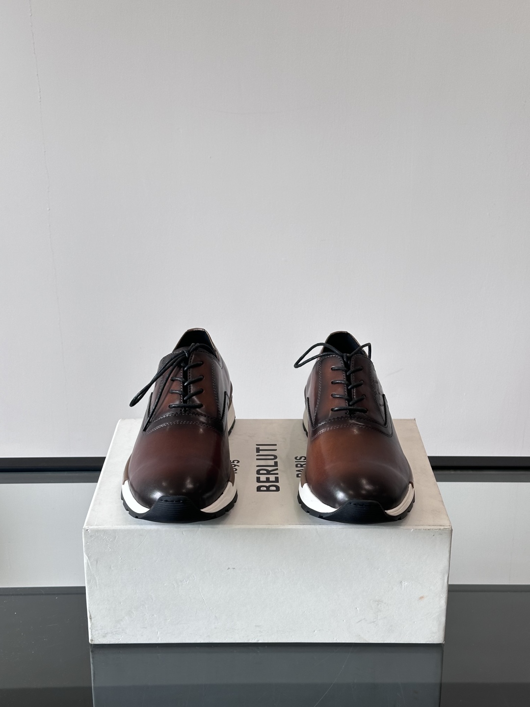Berluti/布鲁提高端男士休闲运动鞋，这款运动鞋采用进口牛皮，手工改色工艺制作，侧面饰有缝线细节，鞋