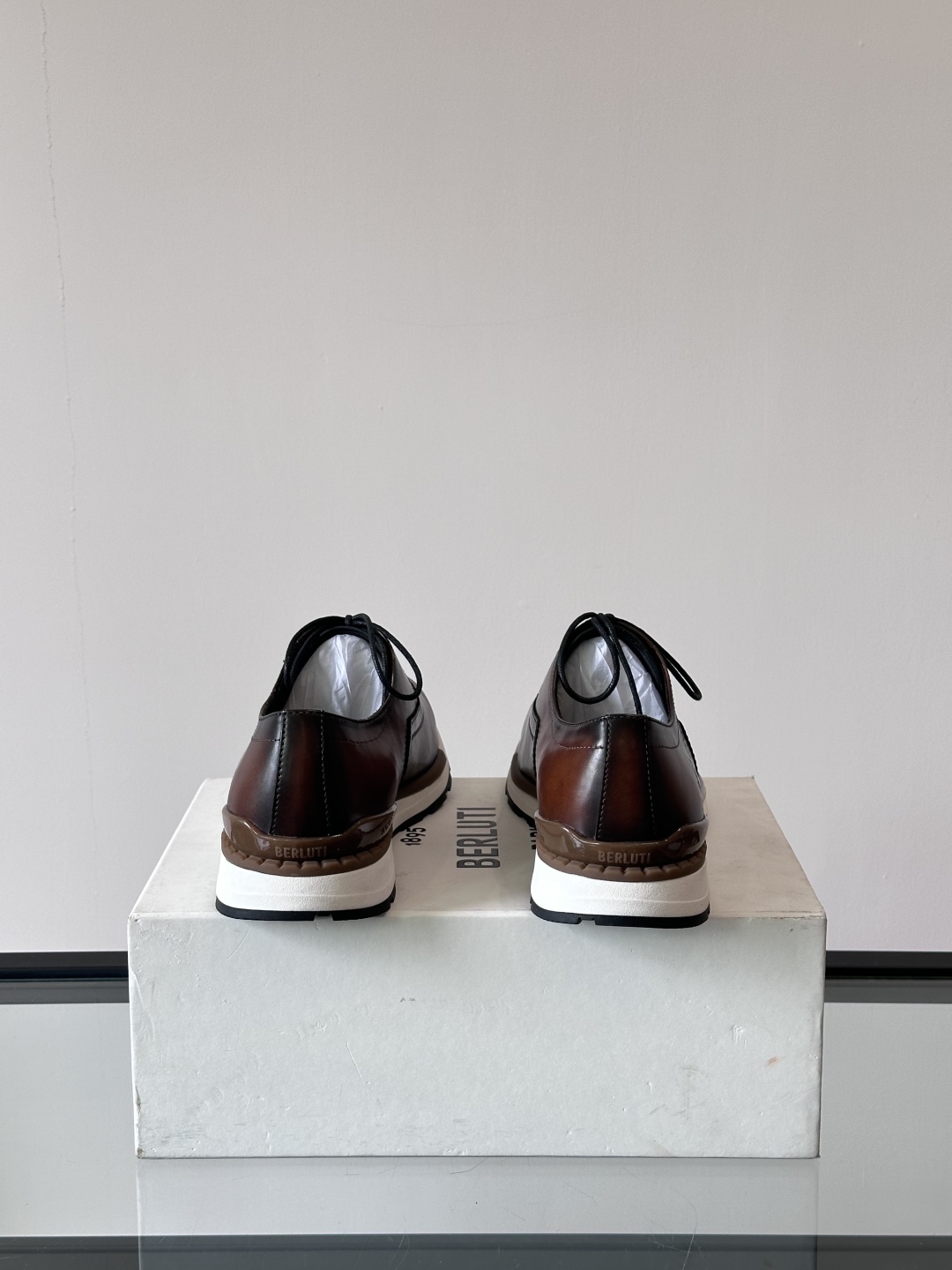 Berluti/布鲁提高端男士休闲运动鞋，这款运动鞋采用进口牛皮，手工改色工艺制作，侧面饰有缝线细节，鞋