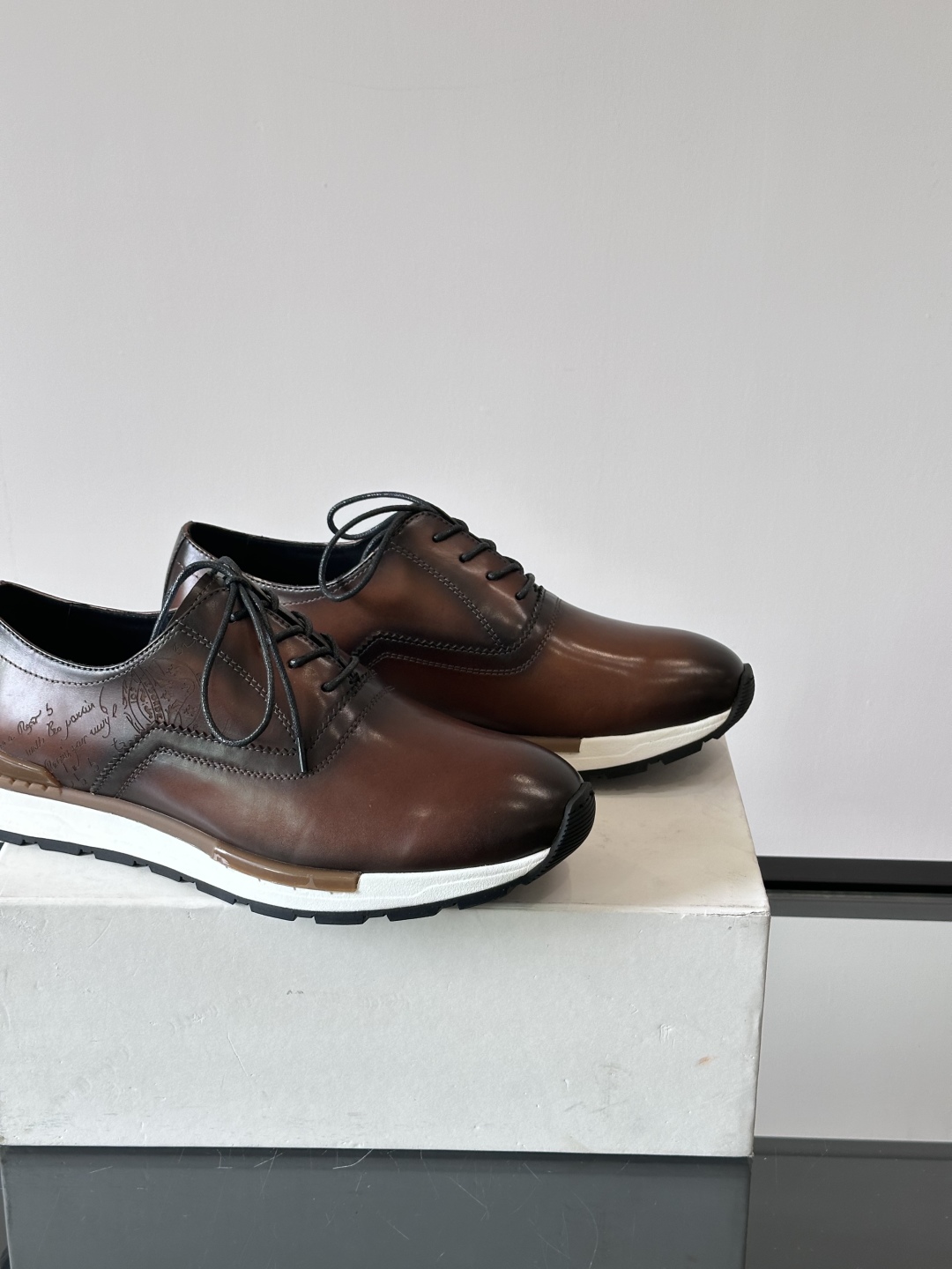 Berluti/布鲁提高端男士休闲运动鞋，这款运动鞋采用进口牛皮，手工改色工艺制作，侧面饰有缝线细节，鞋