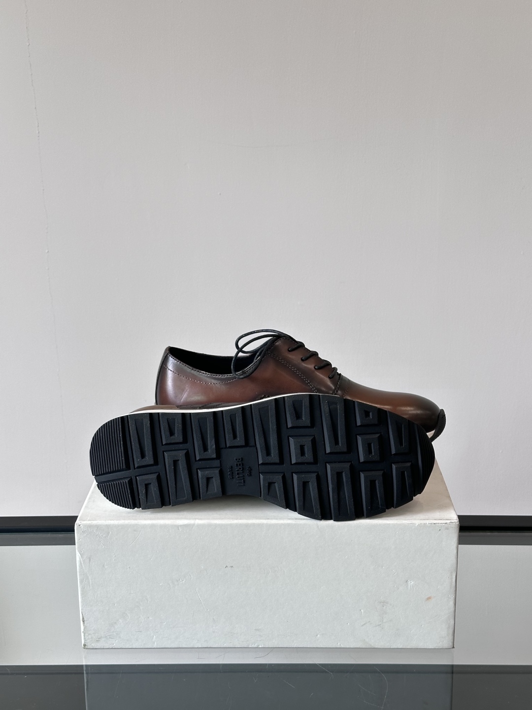 Berluti/布鲁提高端男士休闲运动鞋，这款运动鞋采用进口牛皮，手工改色工艺制作，侧面饰有缝线细节，鞋
