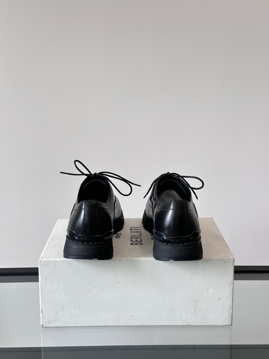 Berluti/布鲁提高端男士休闲运动鞋，这款运动鞋采用进口牛皮，手工改色工艺制作，侧面饰有缝线细节，鞋