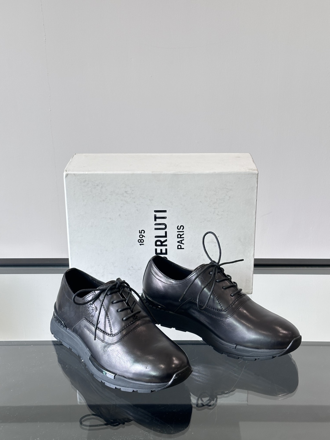 Berluti/布鲁提高端男士休闲运动鞋，这款运动鞋采用进口牛皮，手工改色工艺制作，侧面饰有缝线细节，鞋