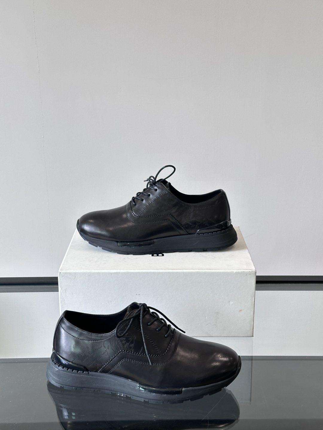 Berluti/布鲁提高端男士休闲运动鞋，这款运动鞋采用进口牛皮，手工改色工艺制作，侧面饰有缝线细节，鞋