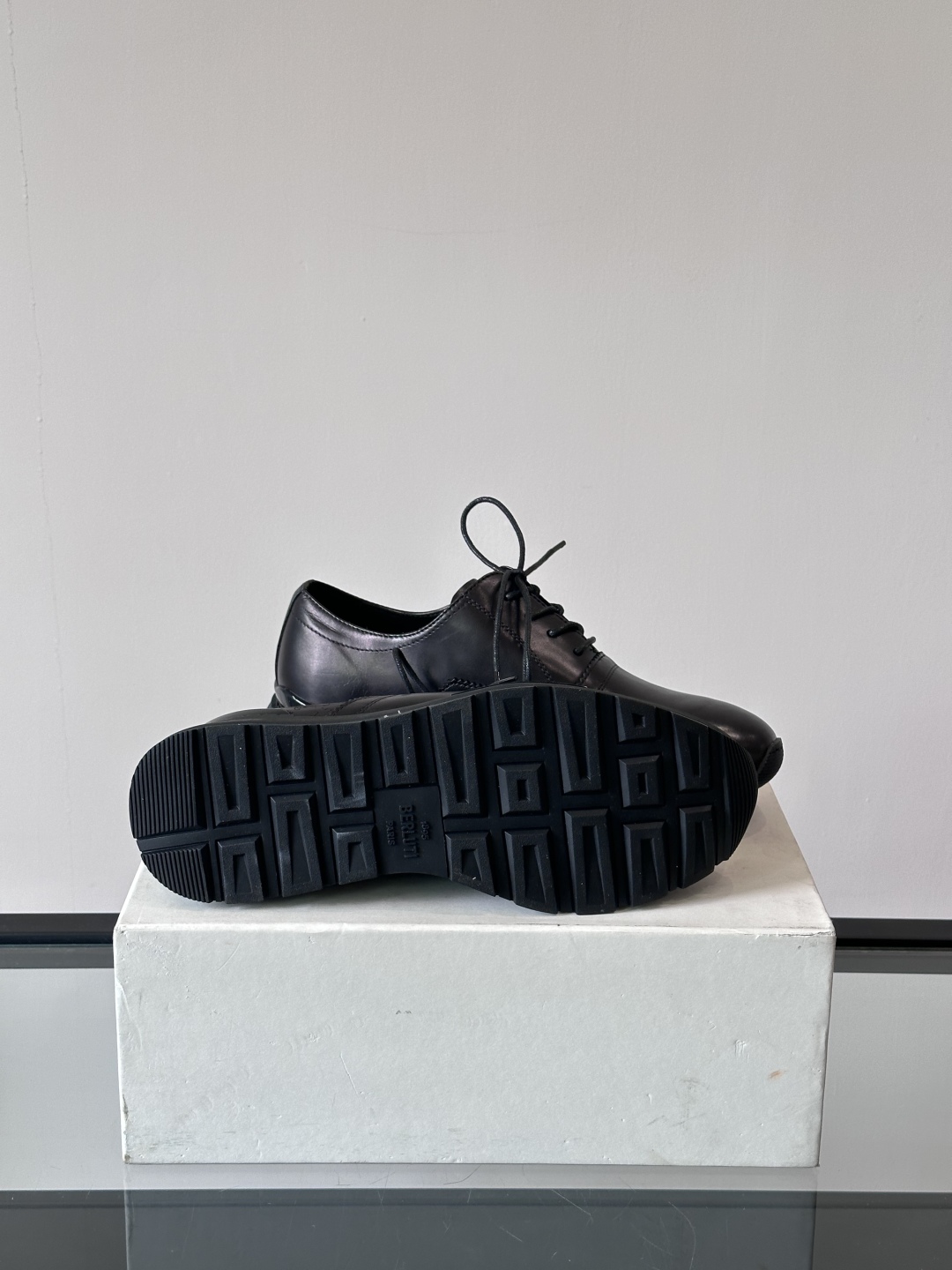 Berluti/布鲁提高端男士休闲运动鞋，这款运动鞋采用进口牛皮，手工改色工艺制作，侧面饰有缝线细节，鞋