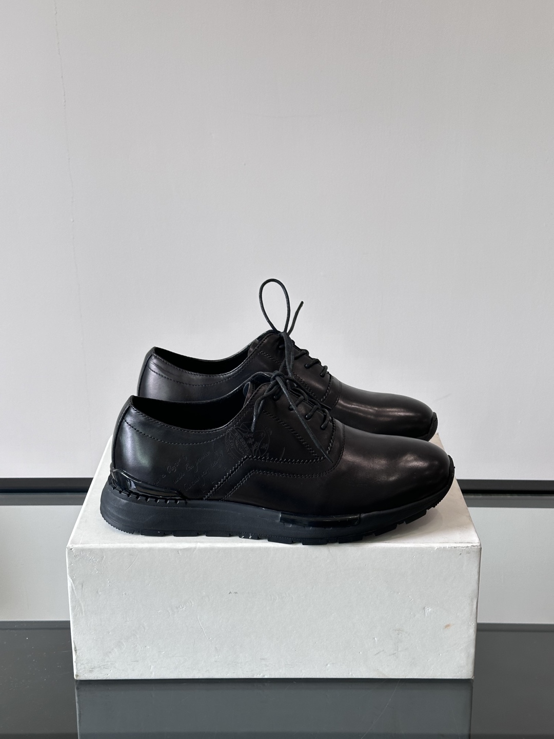 Berluti/布鲁提高端男士休闲运动鞋，这款运动鞋采用进口牛皮，手工改色工艺制作，侧面饰有缝线细节，鞋