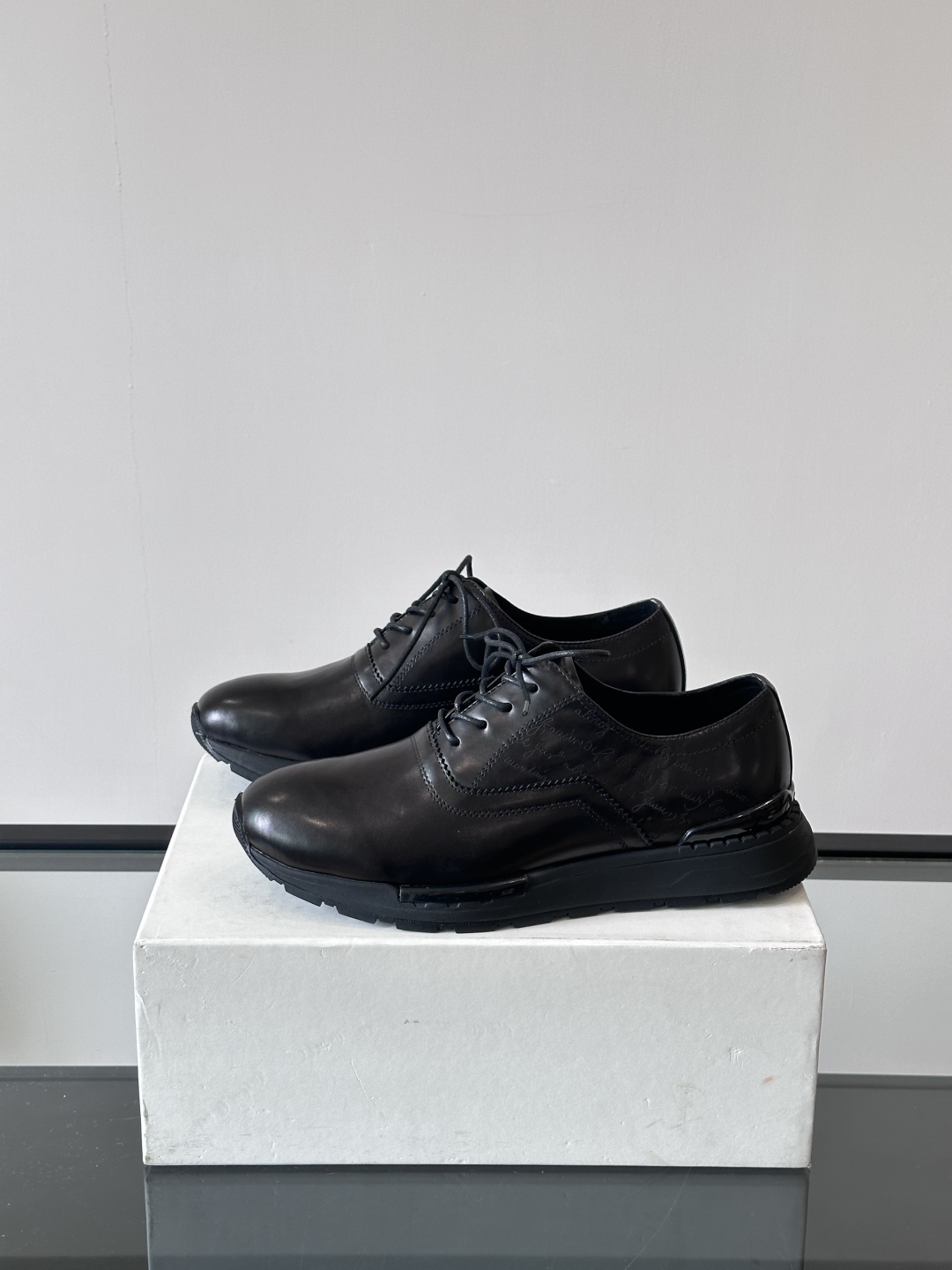 Berluti/布鲁提高端男士休闲运动鞋，这款运动鞋采用进口牛皮，手工改色工艺制作，侧面饰有缝线细节，鞋