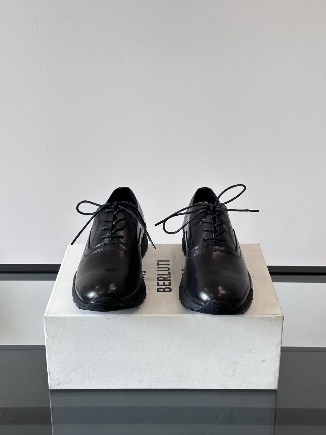 Berluti/布鲁提高端男士休闲运动鞋，这款运动鞋采用进口牛皮，手工改色工艺制作，侧面饰有缝线细节，鞋