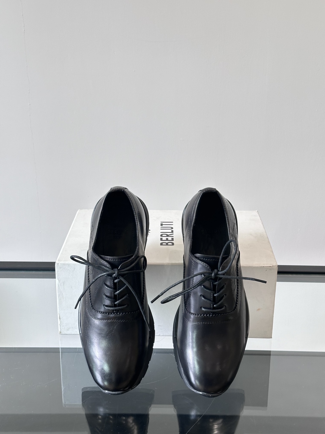 Berluti/布鲁提高端男士休闲运动鞋，这款运动鞋采用进口牛皮，手工改色工艺制作，侧面饰有缝线细节，鞋