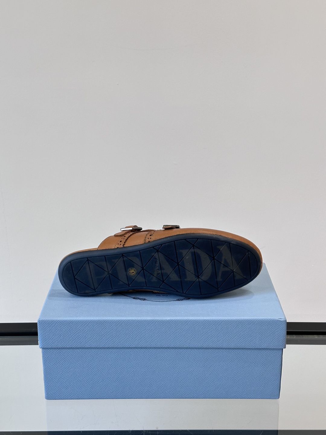 Prad*普拉达新款男士柔软羊皮半拖，这款极简运动风拖鞋采用羊皮鞋面打造，半拖设计便于穿脱 柔软羊皮革内
