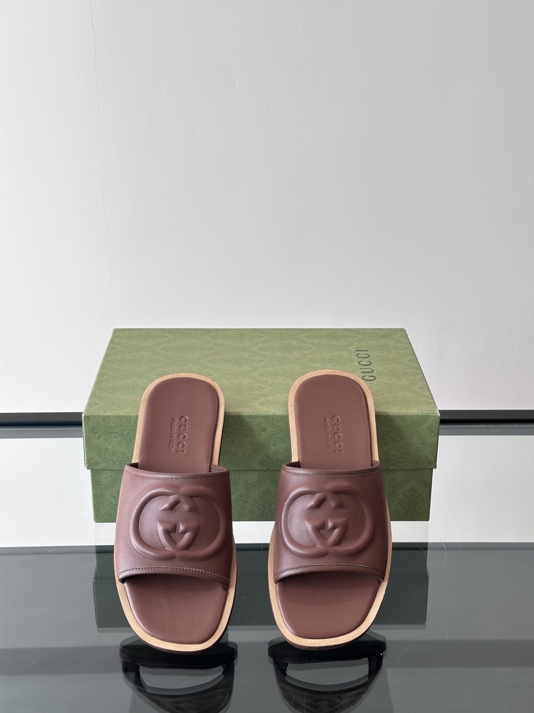 Gucc*高端真皮大底互扣式双G拖鞋男士拖鞋，这款单品出自Gucci Lido系列，设计灵感源自意大利海