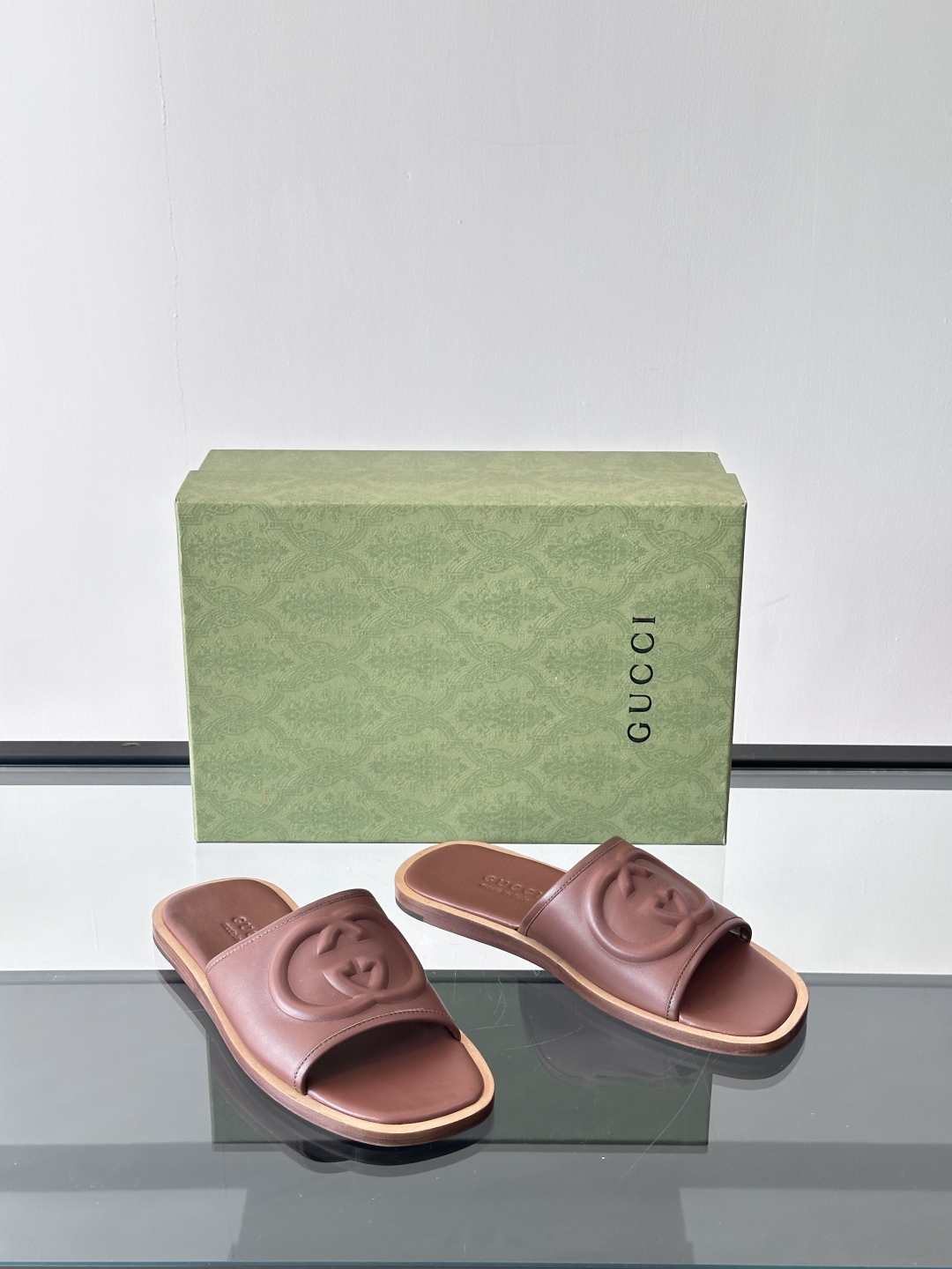 Gucc*高端真皮大底互扣式双G拖鞋男士拖鞋，这款单品出自Gucci Lido系列，设计灵感源自意大利海