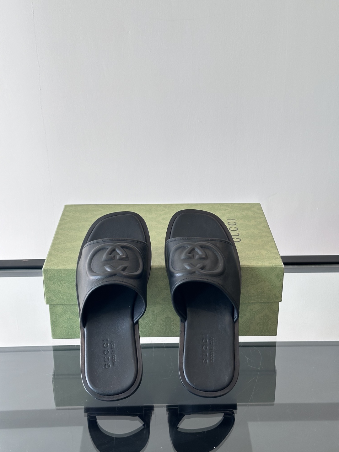 Gucc*高端真皮大底互扣式双G拖鞋男士拖鞋，这款单品出自Gucci Lido系列，设计灵感源自意大利海