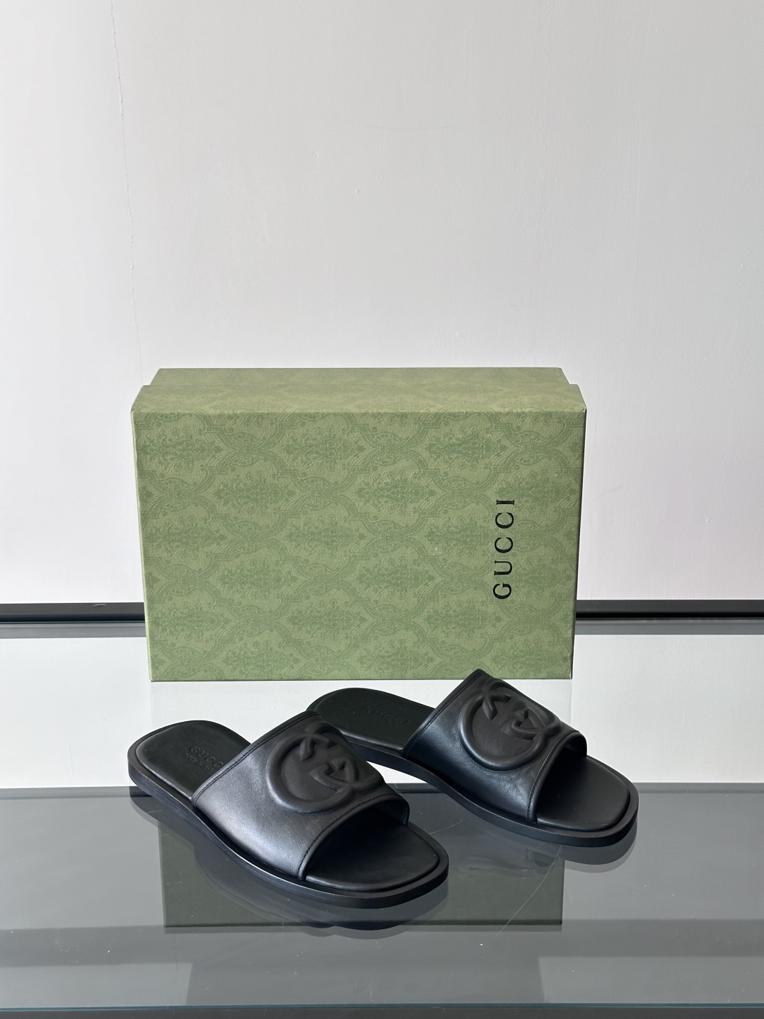 Gucc*高端真皮大底互扣式双G拖鞋男士拖鞋，这款单品出自Gucci Lido系列，设计灵感源自意大利海
