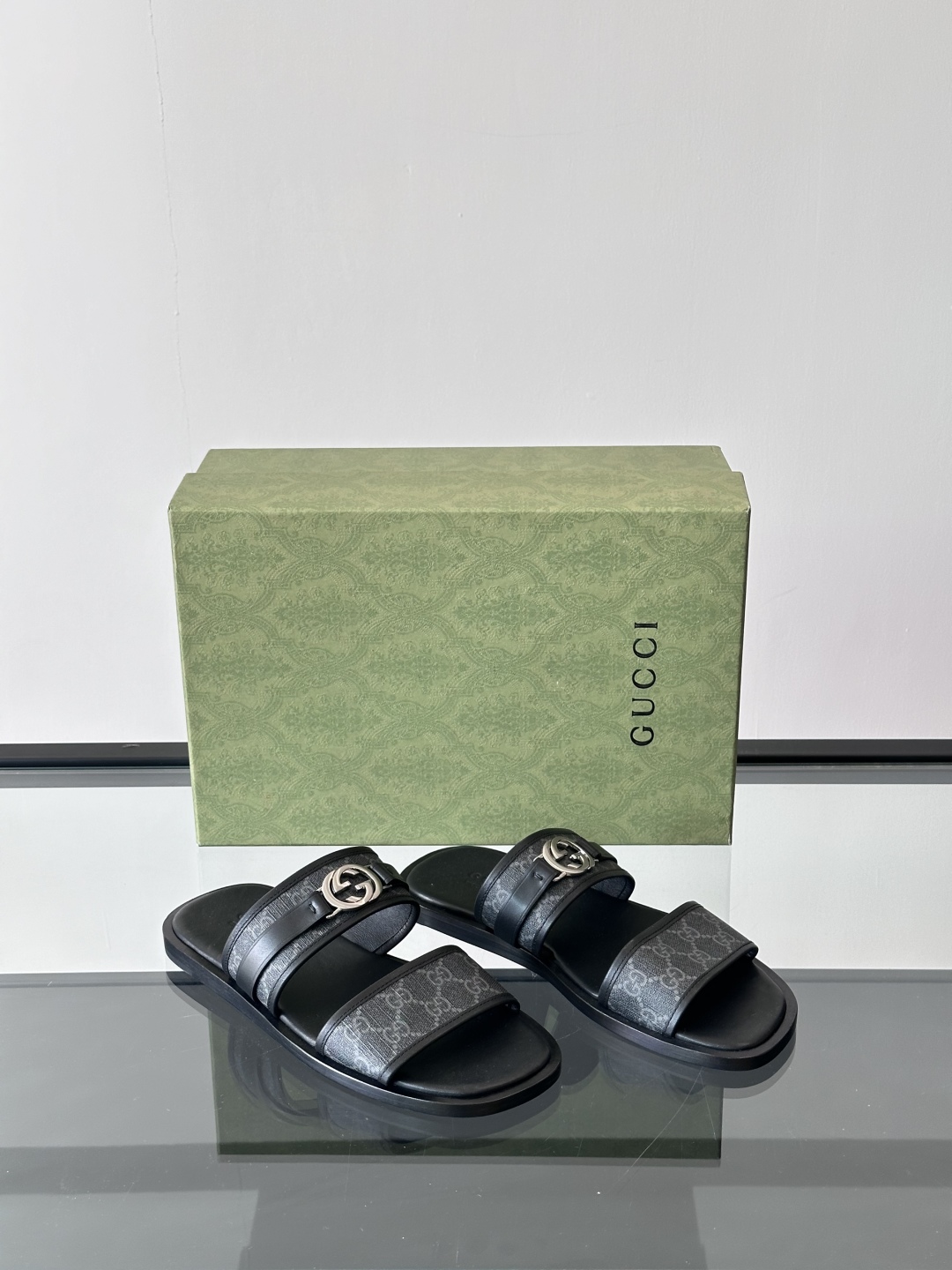 Gucc*高端真皮大底互扣式双G拖鞋男士拖鞋，这款单品出自Gucci Lido系列，设计灵感源自意大利海
