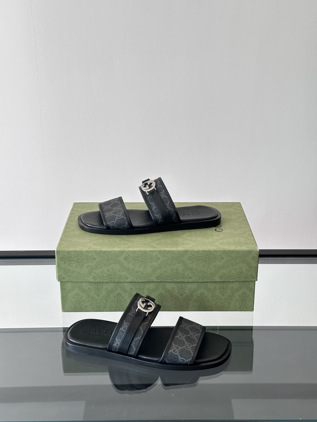 Gucc*高端真皮大底互扣式双G拖鞋男士拖鞋，这款单品出自Gucci Lido系列，设计灵感源自意大利海