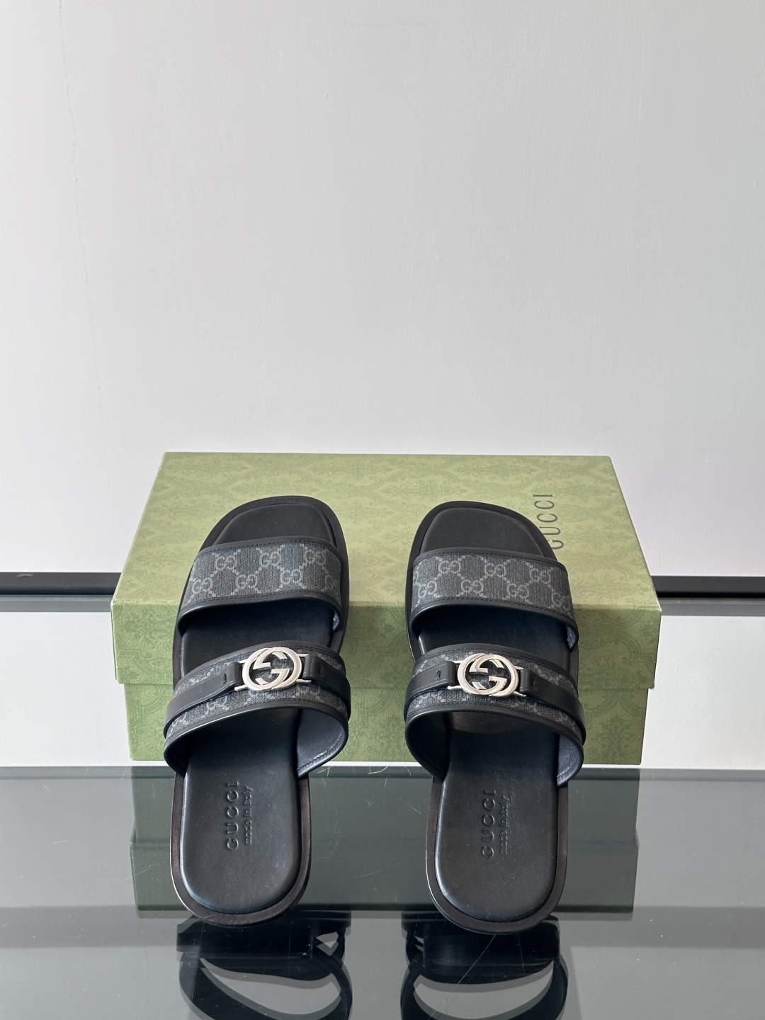 Gucc*高端真皮大底互扣式双G拖鞋男士拖鞋，这款单品出自Gucci Lido系列，设计灵感源自意大利海