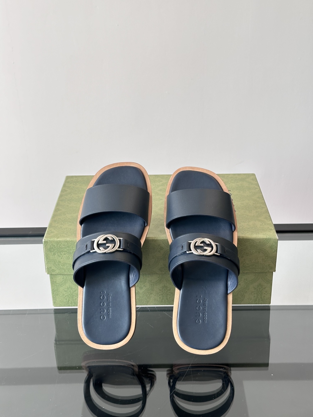 Gucc*高端真皮大底互扣式双G拖鞋男士拖鞋，这款单品出自Gucci Lido系列，设计灵感源自意大利海
