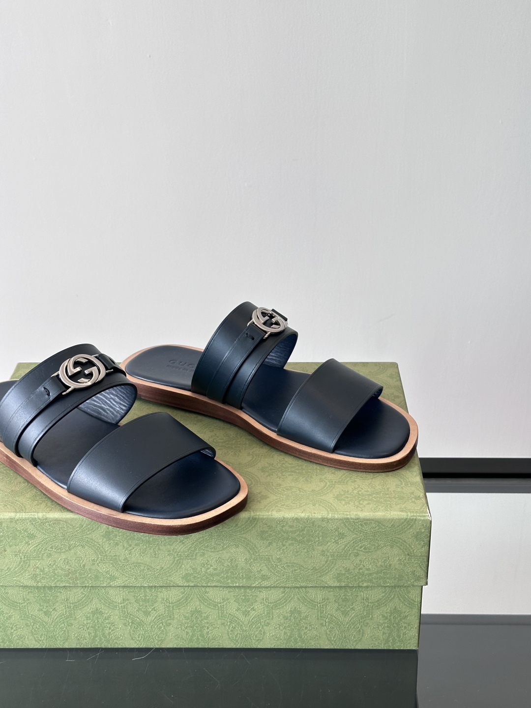 Gucc*高端真皮大底互扣式双G拖鞋男士拖鞋，这款单品出自Gucci Lido系列，设计灵感源自意大利海