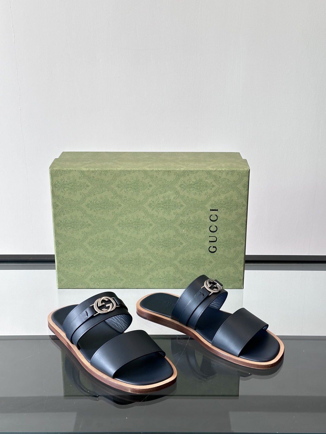 Gucc*高端真皮大底互扣式双G拖鞋男士拖鞋，这款单品出自Gucci Lido系列，设计灵感源自意大利海