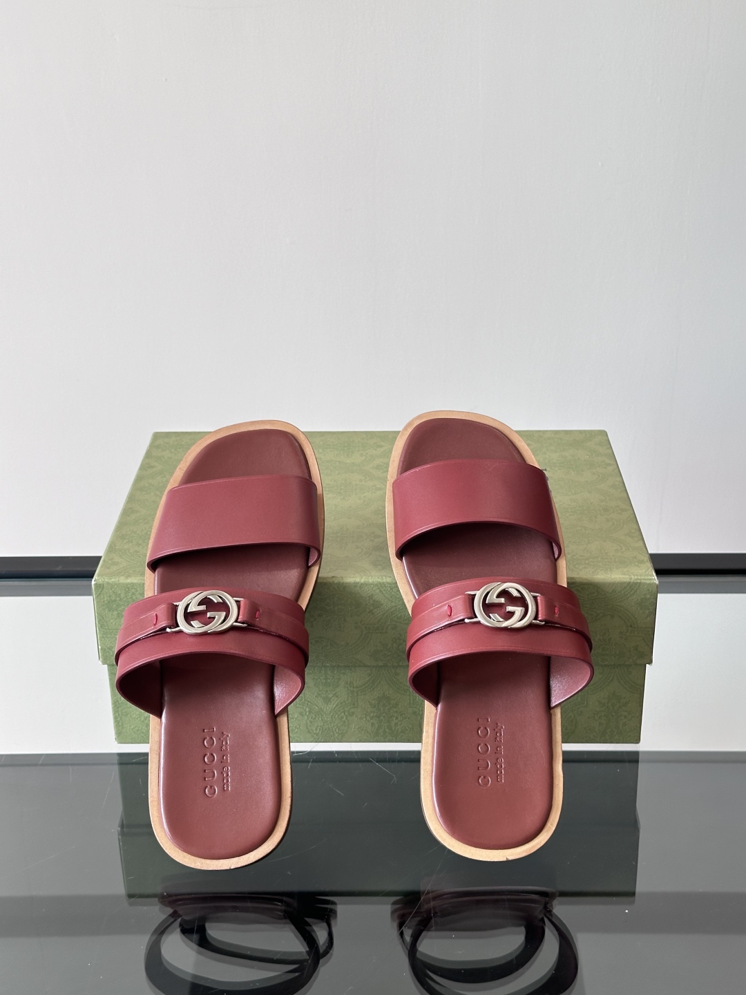 Gucc*高端真皮大底互扣式双G拖鞋男士拖鞋，这款单品出自Gucci Lido系列，设计灵感源自意大利海