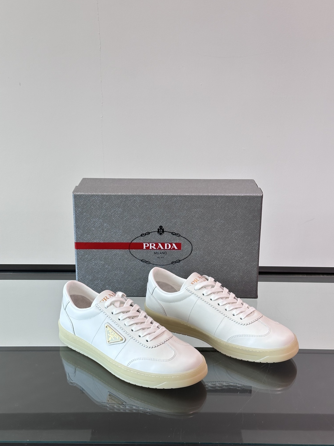 PRADA*普拉达新款橡胶底皮革运动休闲鞋，这款皮革运动鞋采用进口柔软小牛皮鞋面，质感上乘，舒适透气，搭