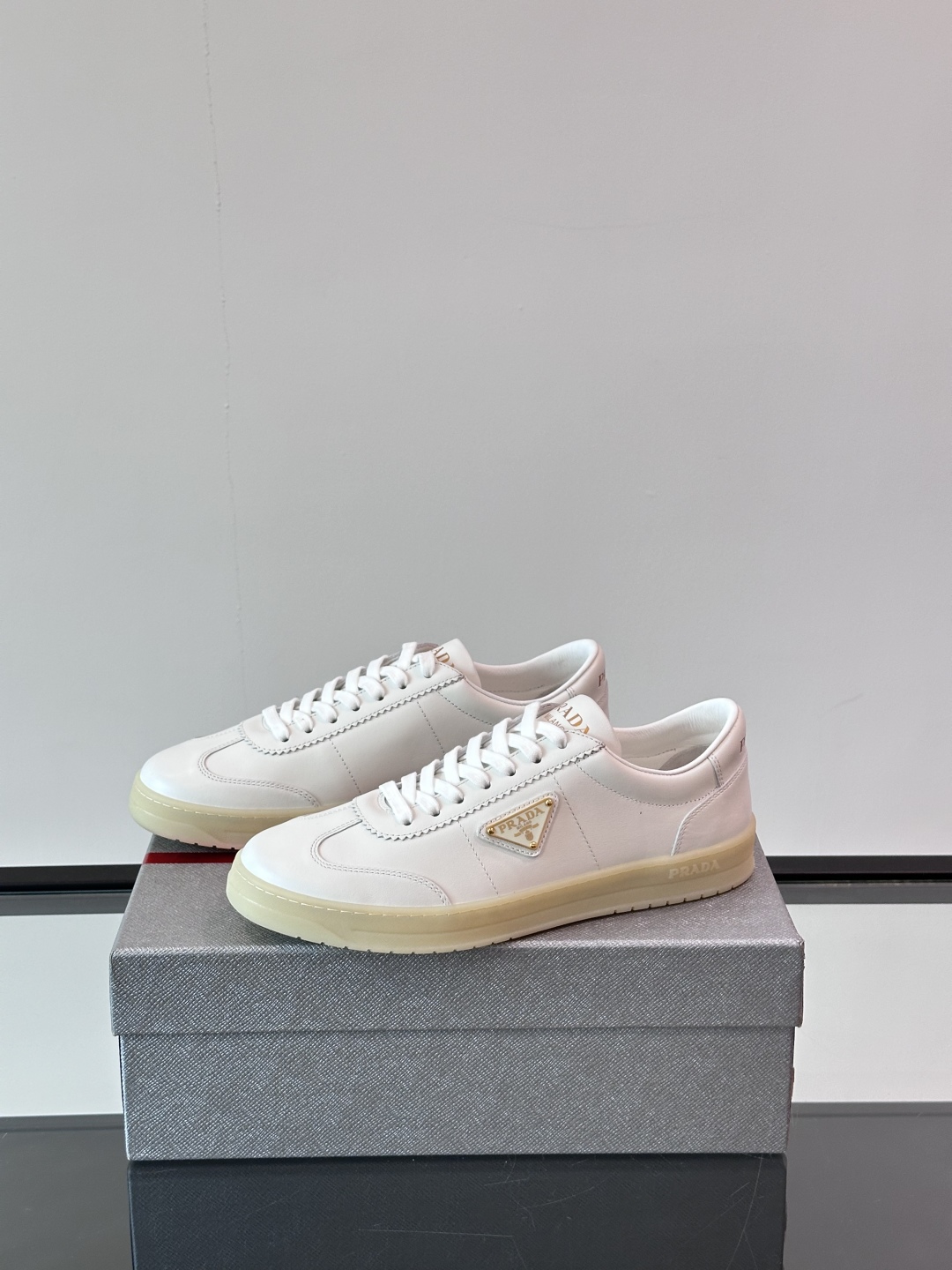 PRADA*普拉达新款橡胶底皮革运动休闲鞋，这款皮革运动鞋采用进口柔软小牛皮鞋面，质感上乘，舒适透气，搭