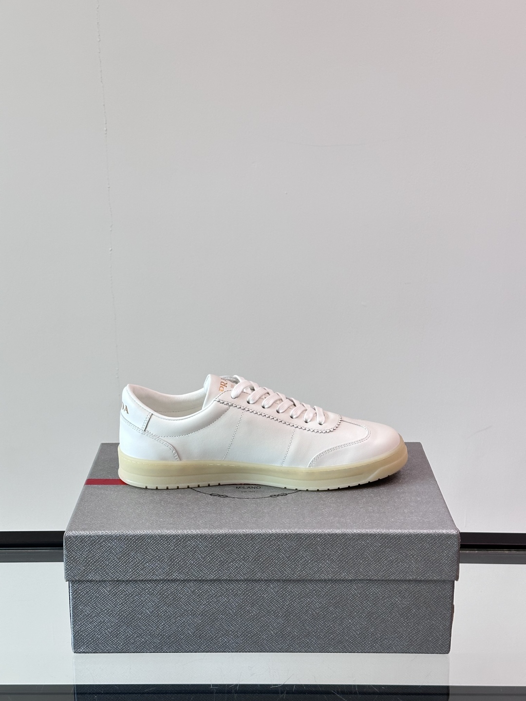 PRADA*普拉达新款橡胶底皮革运动休闲鞋，这款皮革运动鞋采用进口柔软小牛皮鞋面，质感上乘，舒适透气，搭