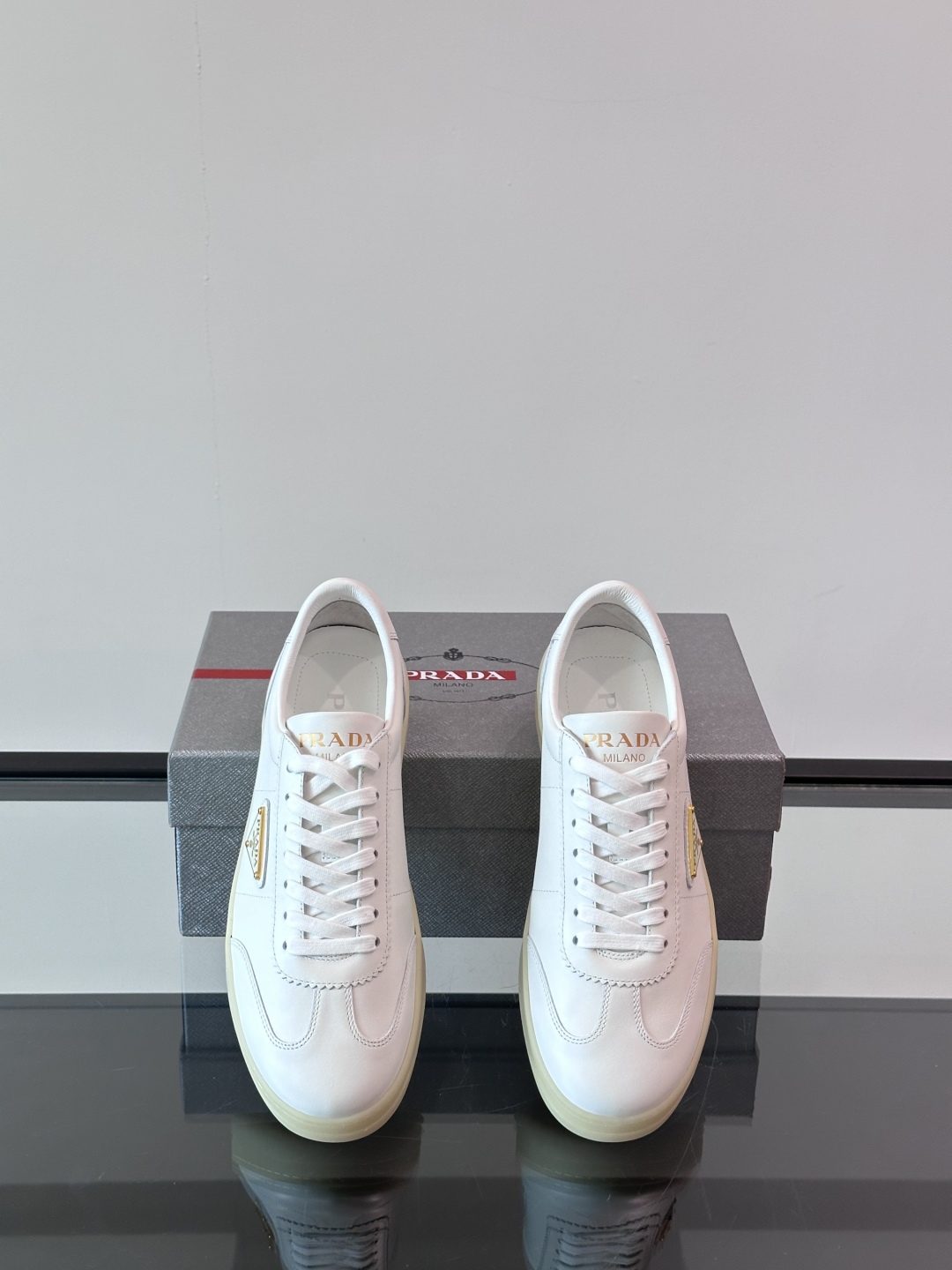 PRADA*普拉达新款橡胶底皮革运动休闲鞋，这款皮革运动鞋采用进口柔软小牛皮鞋面，质感上乘，舒适透气，搭