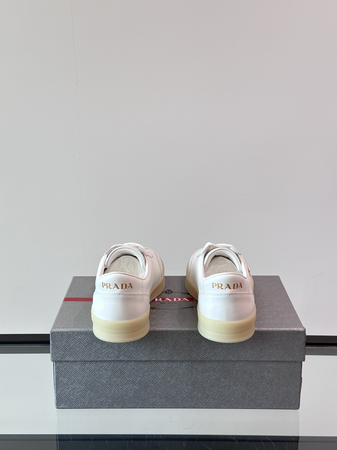 PRADA*普拉达新款橡胶底皮革运动休闲鞋，这款皮革运动鞋采用进口柔软小牛皮鞋面，质感上乘，舒适透气，搭