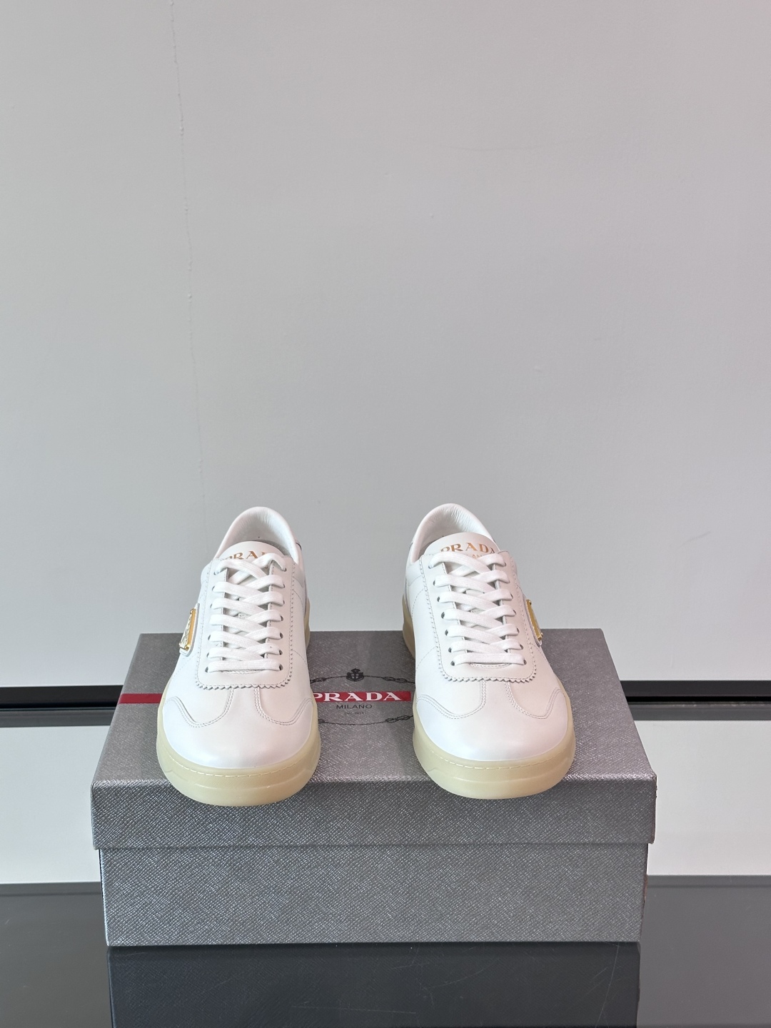 PRADA*普拉达新款橡胶底皮革运动休闲鞋，这款皮革运动鞋采用进口柔软小牛皮鞋面，质感上乘，舒适透气，搭