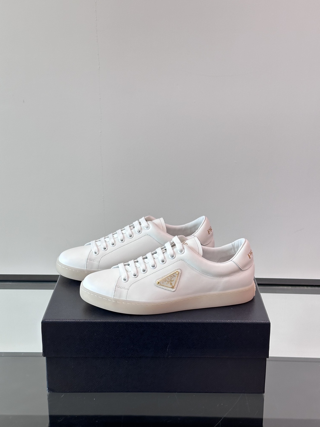 PRADA*普拉达新款橡胶底皮革运动休闲鞋，这款皮革运动鞋采用进口柔软小牛皮鞋面，质感上乘，舒适透气，搭