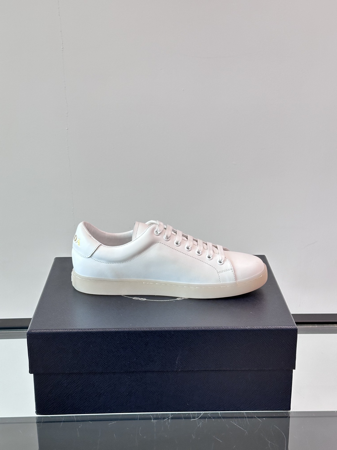 PRADA*普拉达新款橡胶底皮革运动休闲鞋，这款皮革运动鞋采用进口柔软小牛皮鞋面，质感上乘，舒适透气，搭