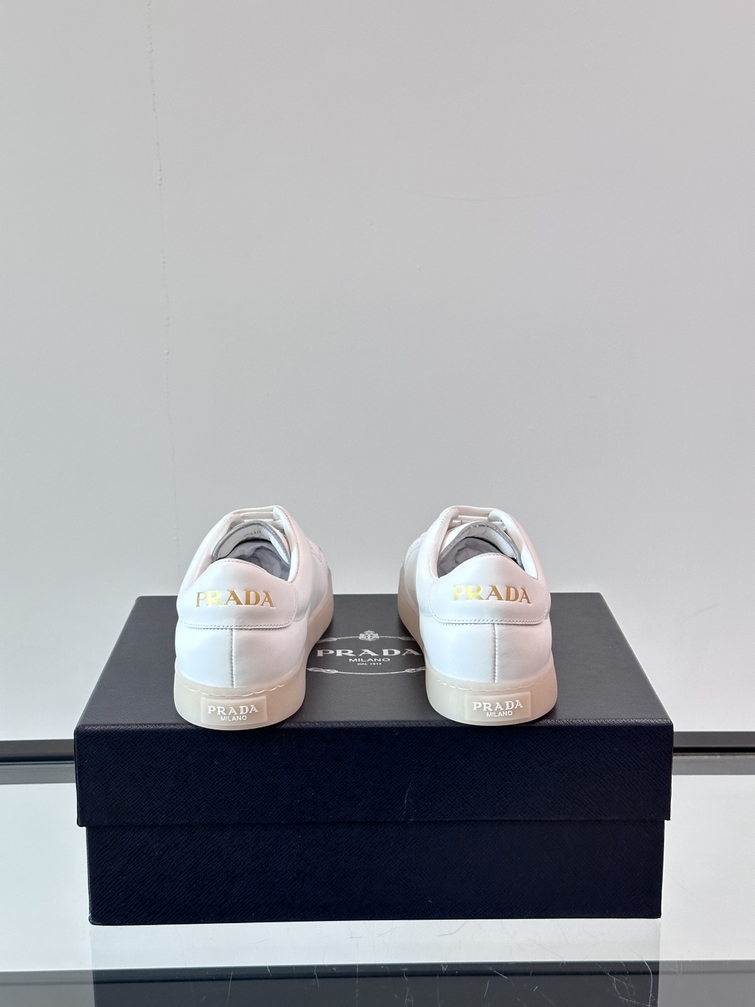 PRADA*普拉达新款橡胶底皮革运动休闲鞋，这款皮革运动鞋采用进口柔软小牛皮鞋面，质感上乘，舒适透气，搭